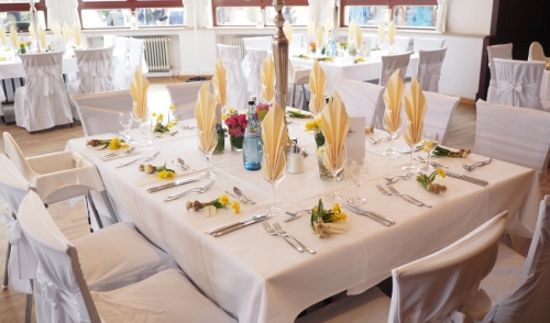 Choosing the Perfect Color Scheme for Your Party Linen Rentals