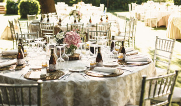 What to Consider When Renting Tables for a Wedding